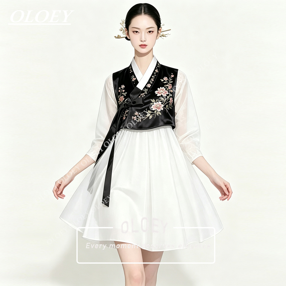 Hanbok Modern Set - ชุดฮันบกสั้น OLOEY สีดำซาตินและสีงาช้าง 2 ชิ้น พร้อมเสื้อแจ็คเก็ตปักลายคอวี