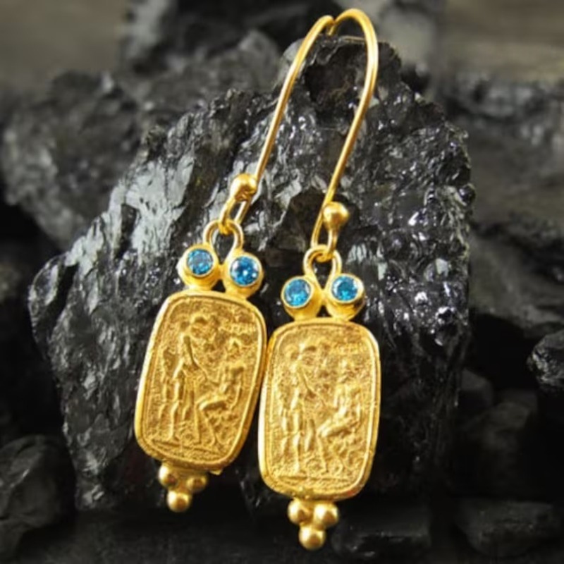 Ethnic Fashion Wear For Women - ต่างหูห้อยประดับเพชร CZ สีฟ้าทะเลสไตล์วินเทจสำหรับผู้หญิง ลายแกะสลักด้วยมือสีทองแบบชาติพันธุ์ เหมาะสำหรับใส่ในชีวิตประจำวันและงานปาร์ตี้