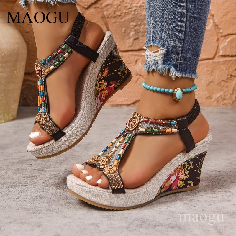 Ethnic Boho Fashion - รองเท้าส้นเตารีดประดับลูกปัดลายดอกไม้สไตล์โบโฮสำหรับผู้หญิง เปิดหัวเท้า สายรัดข้อเท้าแบบยืดหยุ่น พื้นรองเท้าลายดอกไม้ ส้นสูงแบบแพลตฟอร์ม สไตล์ชาติพันธุ์