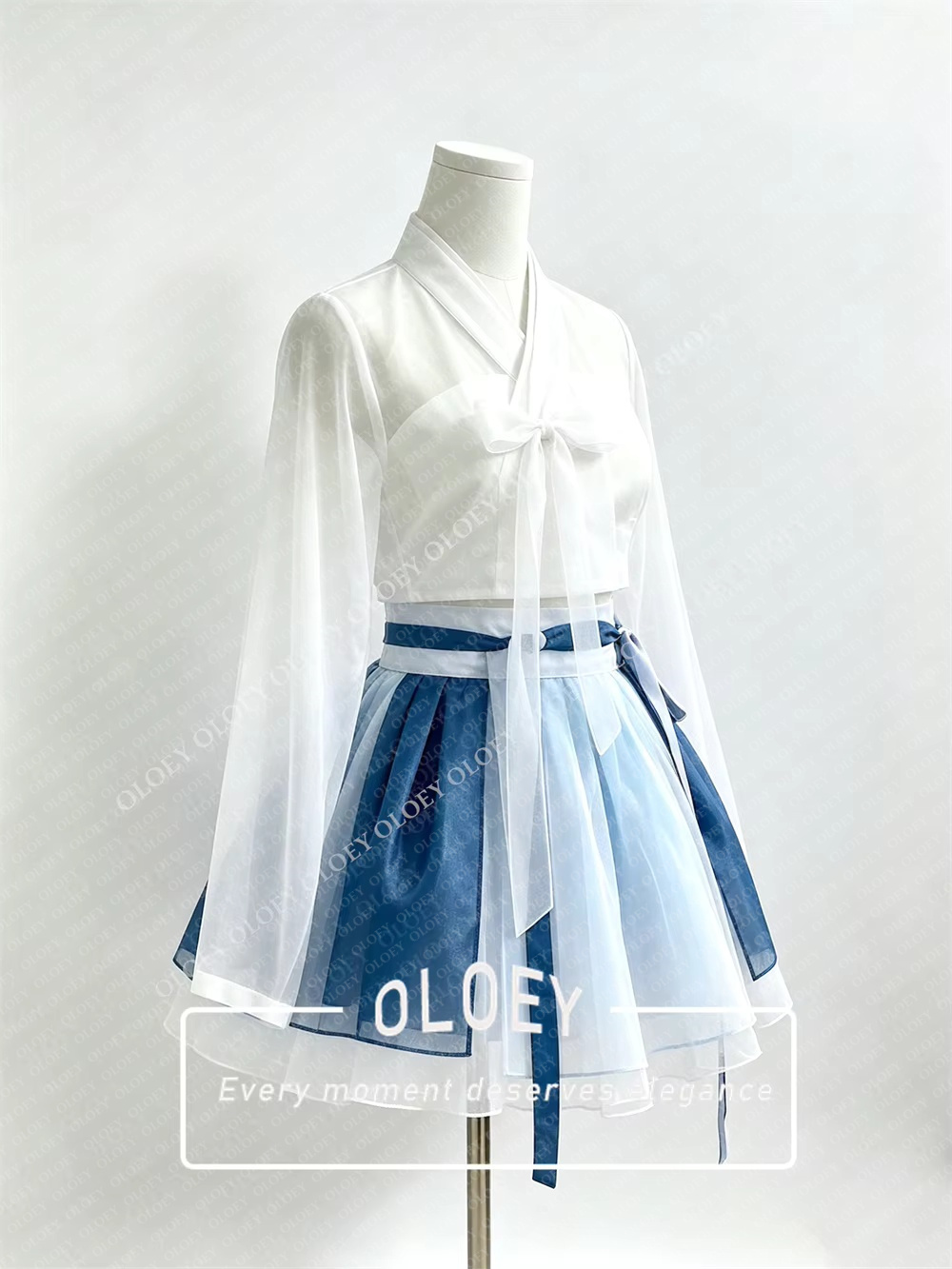 ชุดฮันบกสั้นสไตล์โมเดิร์น OLOE - Hanbok Modern Set บทวิจารณ์และราคา